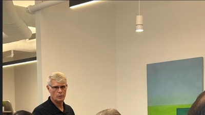 Glenn circling the room Photo